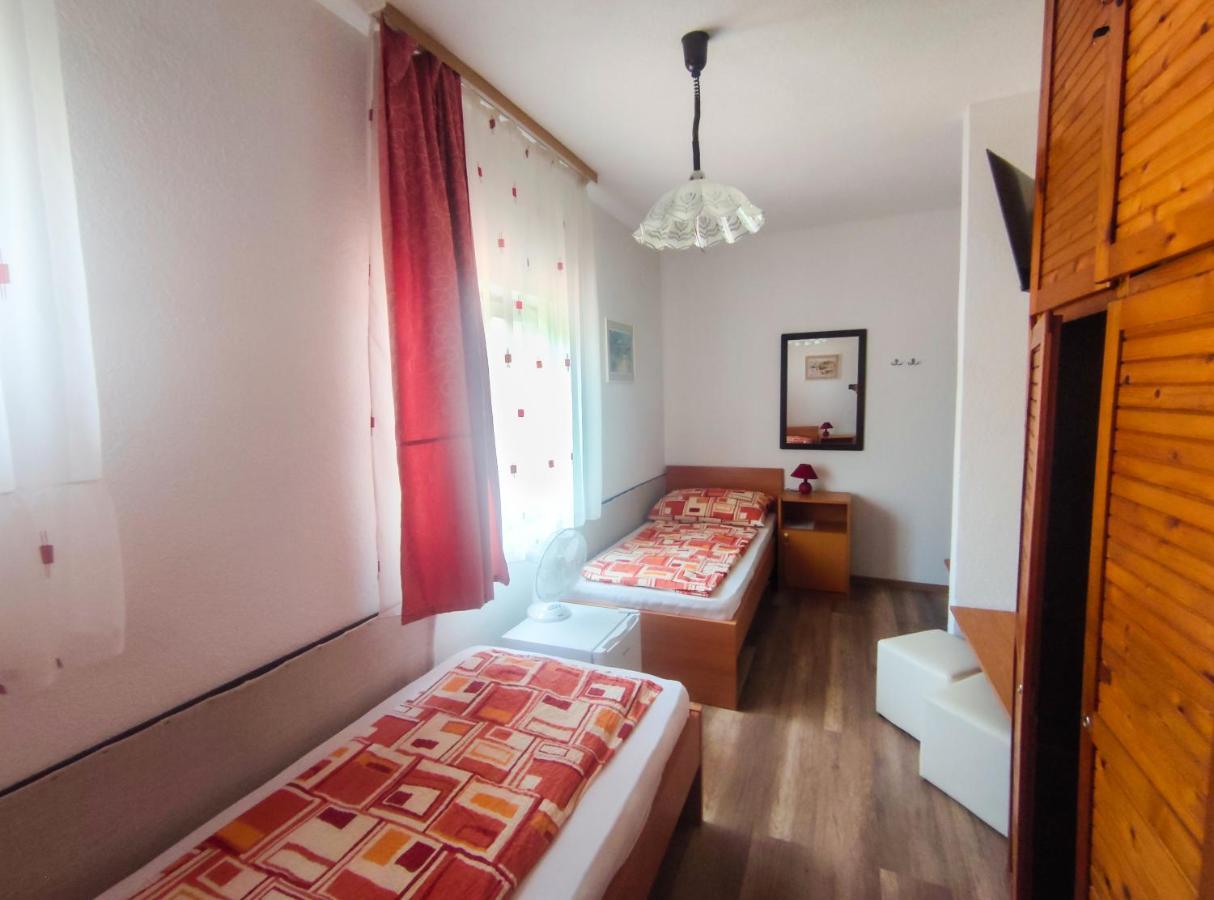 Hotel Viktória Panzió Zamárdi Esterno foto