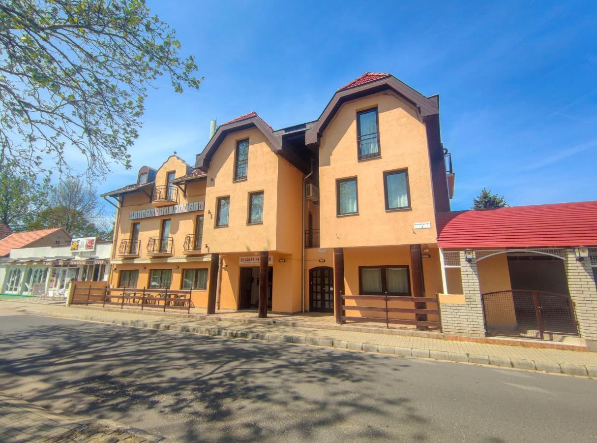 Hotel Viktória Panzió Zamárdi Esterno foto